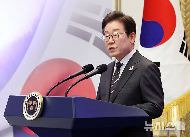 [서울=뉴시스] 최진석 기자 = 이재명 대통령이 27일 청와대 영빈관에서 열린 '호국보훈의 달, 대통령의 초대' 행사에서 인사말을 하고 있다. (대통령실통신사진기자단) 2025.06.27. myjs@newsis.com