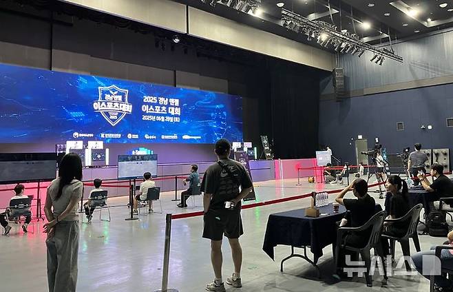 [진주=뉴시스] 28일 오전 진주시 경남 e스포츠 상설경기장에서 도내 최초의 장애학생 대상 '경남 엔젤 e스포츠 대회'가 경남문화예술진흥원 주관으로 열리고 있다. (사진=경남도 제공) 2025.06.28. photo@newsis.com