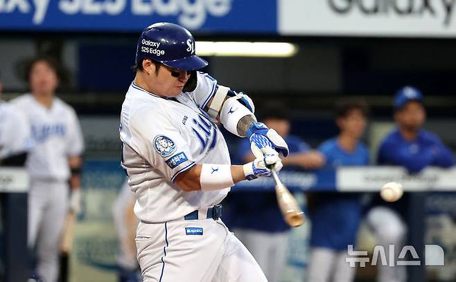 [대구=뉴시스] 이무열 기자 = 25일 대구 수성구 삼성라이온즈파크에서 열린 2025 신한 SOL 뱅크 KBO 리그 한화 이글스와 삼성 라이온즈의 경기, 4회말 2사 1,3루 상황에서 삼성 박병호가 1타점 적시타를 때리고 있다. 2025.06.25. lmy@newsis.com