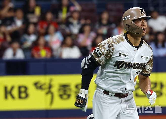 [서울=뉴시스] 박주성 기자 = 26일 오후 서울 구로구 고척스카이돔에서 열린 프로야구 2025 KBO리그 KIA 타이거즈 대 키움 히어로즈의 경기, 5회말 원아웃 주자 1, 2루에서 키움 송성문이 1타점 적시타를 치고 있다. 2025.06.26.park7691@newsis.com