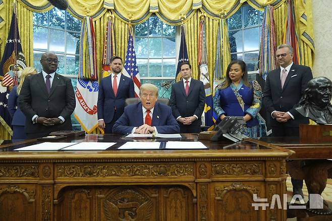 [워싱턴=AP/뉴시스]도널드 트럼프 미국 대통령이 27일(현지 시간) 백악관 오벌오피스에서 민주콩고와 르완다 외무장관을 초청해 양측간 평화협정 체결을 발표ㅏ하고 있다. 2025.06.28.