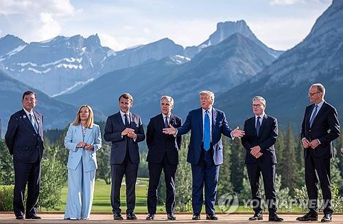G7 정상회의에 참석한 각국 정상들 (캐내내스키스 AFP=연합뉴스) 16일(현지시간) 캐나다 캐내내스키스에서 열린 주요 7개국(G7) 정상회의에 참석한 주요국 정상들. 2025.6.16