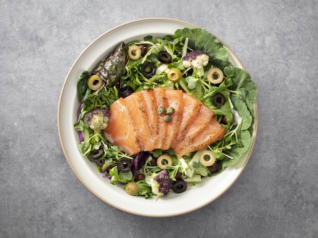 채소와 연어로 만든 샐러드. 이미지투데이