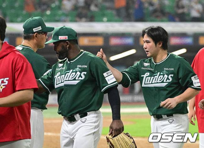 [OSEN=인천, 김성락 기자] 프로야구 SSG 랜더스가 한화 이글스 불펜을 무너뜨리며 2연승을 달렸다.&nbsp;SSG는 27일 인천 SSG랜더스필드에서 열린 ‘2025 신한은행 SOL Bank KBO리그’ 한화와의 경기에서 8-6 역전승을 거뒀다. 2연승을 달리며 주말 3연전을 기분좋게 시작했다.&nbsp;경기 종료 후 SSG 이숭용 감독, 최정이 기쁨을 나누고 있다.  2025.06.27 / ksl0919@osen.co.kr
