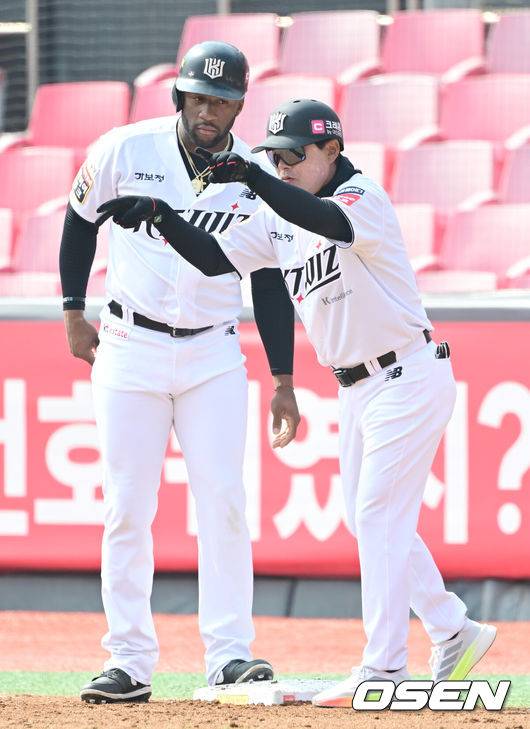 [OSEN=수원, 김성락 기자] 10일 오후 수원KT위즈파크에서  2025 신한 SOL뱅크 KBO 리그 시범경기 KT 위즈와 키움 히어로즈의 경기가 열렸다.KBO리그 10개 구단은 오는 18일까지 시범경기 10경기를 소화한다. 2025시즌 개막전은 오는 22일 개최된다. 개막전 매치업은 LG-롯데(서울 잠실구장), KIA-NC(광주-기아챔피언스필드), SSG-두산(인천 SSG랜더스필드), KT-한화(수원 KT위즈파크), 삼성-키움(대구 삼성라이온즈파크)이다.2회말 1사 1루 케이티 로하스가 안타를 날린 뒤 이종범 코치와 이야기를 나누고 있다. 2025.03.10 / ksl0919@osen.co.kr