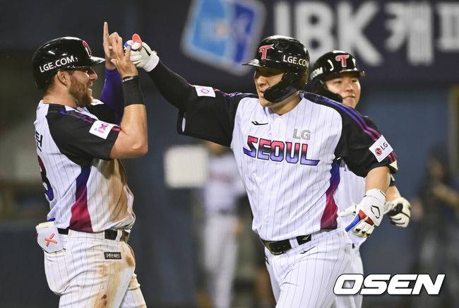 [OSEN=잠실, 박준형 기자] 27일 오후 서울 잠실구장에서 ‘2025 신한 SOL BANK KBO리그’ LG 트윈스와 KIA 타이거즈의 경기가 진행됐다.이날 LG는 손주영을, KIA는 양현종을 선발투수로 내세웠다.6회말 2사 1,3루 LG 박동원이 역전 3점 홈런을 날리고 주자들과 기쁨을 나누고 있다.    2025.06.27 /soul1014@osen.co.kr