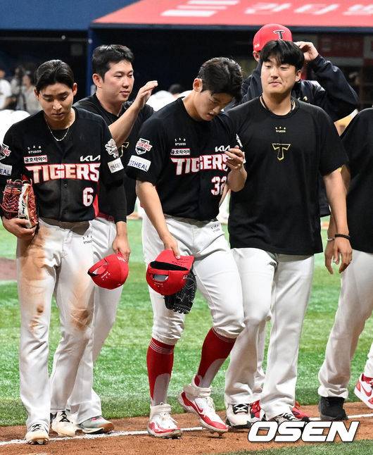 [OSEN=고척, 이대선 기자] 프로야구 키움 히어로즈와 KIA 타이거즈가 무승부를 기록했다. &nbsp;키움과 KIA는 26일 서울 고척 스카이돔에서 열린 2025 KBO리그 시즌 12차전 맞대결에서 연장 11회 5-5 무승부를 기록했다. &nbsp;경기 종료 후 KIA 김현수가 동료들에게 위로 받고 있다. 2025.06.26 /sunday@osen.co.kr
