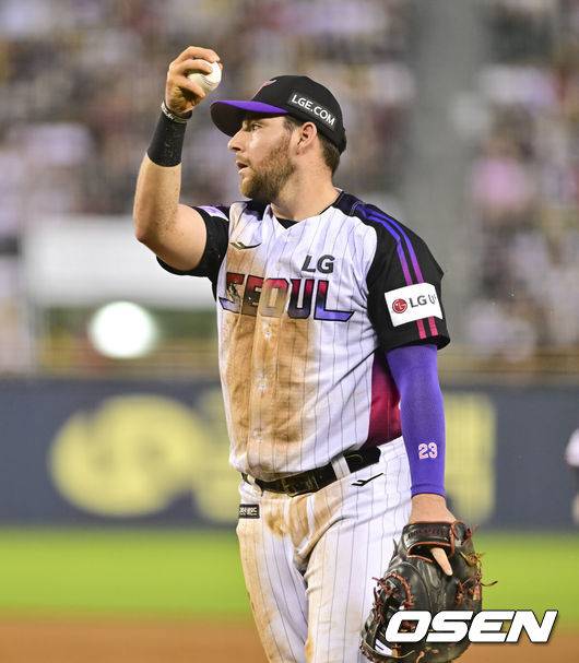 [OSEN=잠실, 박준형 기자] 27일 오후 서울 잠실구장에서 ‘2025 신한 SOL BANK KBO리그’ LG 트윈스와 KIA 타이거즈의 경기가 진행됐다.이날 LG는 손주영을, KIA는 양현종을 선발투수로 내세웠다.5회초 1사 1,3루 KIA 박찬호의 타석때 LG 오스틴 1루수가 박찬호의 타구를 라인드라이브로 잡은뒤 공을 보이고 있다.    2025.06.27 /soul1014@osen.co.kr