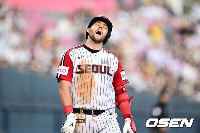 [OSEN=잠실, 조은정 기자]22일 오후 서울 잠실구장에서 2025 신한 SOL Bank KBO리그 LG 트윈스와 두산 베어스의 경기가 열렸다.LG는 송승기, 두산은 최승용이 선발로 나섰다.7회말 1사 1,3루 LG 오스틴이 외야 뜬공으로 물러나며 아쉬워하고 있다. 2025.06.22 /cej@osen.co.kr