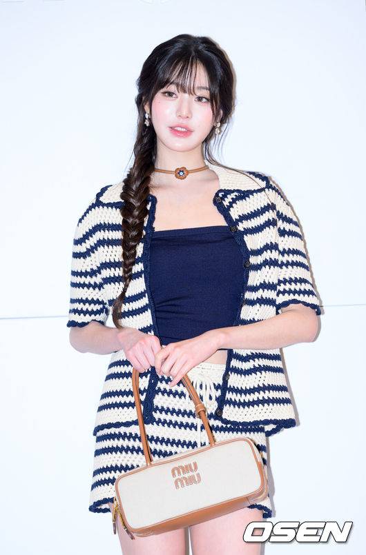 [OSEN=이대선 기자] 20일 서울 중구 신세계백화점 본점에서 명품 패션 브랜드의 매장 오픈 기념 포토콜 행사가 열렸다.이날 행사에는 아이브 장원영과 아이들 민니가 참석해 자리를 빛냈다.장원영이 포토타임을 가지고 있다. 2025.06.20 /sunday@osen.co.kr