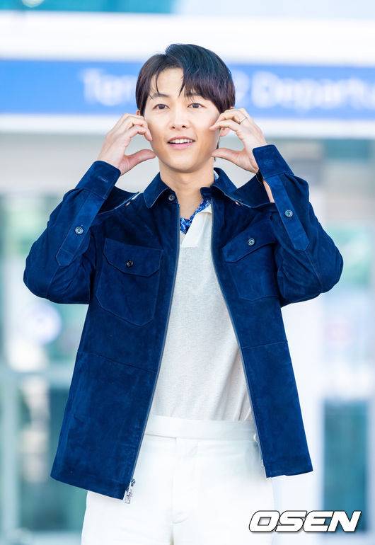 [OSEN=인천공항, 박준형 기자] 배우 송중기가 1일 인천 운서동 인천국제공항을 통해 해외 일정 참석차 중국 상하이로 출국했다.  송중기는 2023년 영국 배우 케이티 루이스 사운더스와 결혼해 슬하에 두 아이를 뒀다. 2019년 송혜교와 이혼 후 4년 만의 재혼으로 주목받았다.배우 송중기가 출국에 앞서 포즈를 취하고 있다.  2025.04.01 / soul1014@osen.co.kr