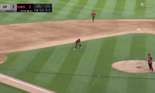 시카고 화이트삭스 3루수 조쉬 로하스가 4회 샌프란시스코 이정후의 땅볼 타구를 처리하고 있다. /MLBTV 중계화면 캡처