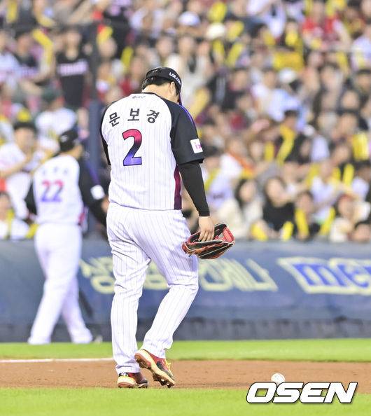 [OSEN=잠실, 박준형 기자] 27일 오후 서울 잠실구장에서 ‘2025 신한 SOL BANK KBO리그’ LG 트윈스와 KIA 타이거즈의 경기가 진행됐다.이날 LG는 손주영을, KIA는 양현종을 선발투수로 내세웠다.5회초 1사 KIA 최원준의 내야땅볼때 송구실책한 문보경 3루수가 아쉬워하고 있다.   2025.06.27 /soul1014@osen.co.kr