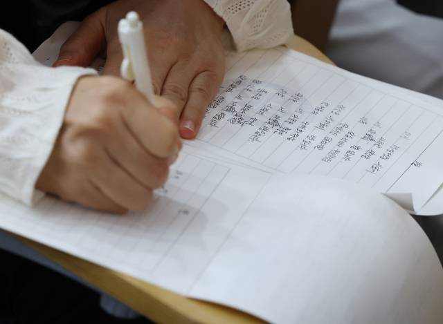 ▲ 한글날을 하루 앞둔 2024년 10월 8일 오전 서울 서대문구 연세대학교 한국어학당에서 열린 제30회 외국인 한글백일장에 참가한 외국인이 글짓기를 하고 있다. ⓒ연합뉴스