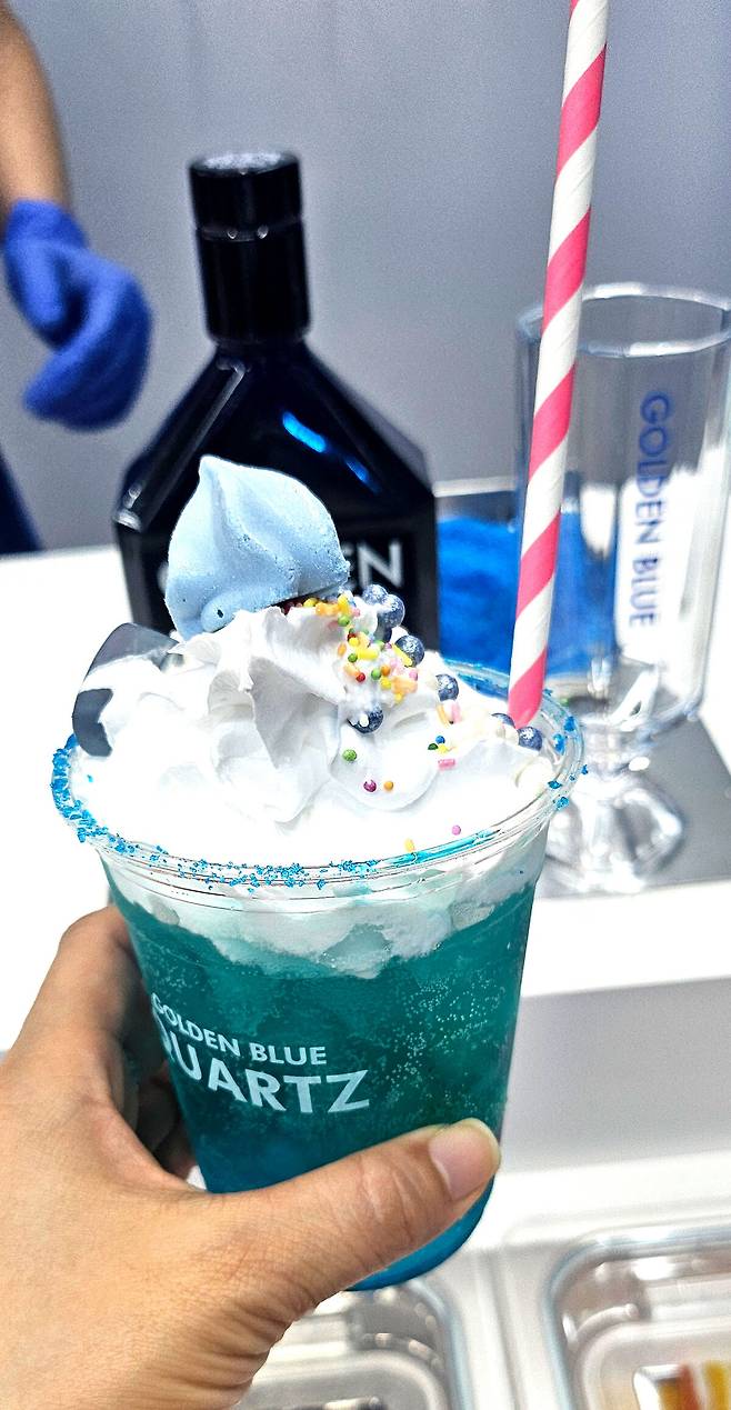 골든블루는 도수를 36.5도로 유지한 ‘골든블루 쿼츠’를 선보였다. 박윤희 기자