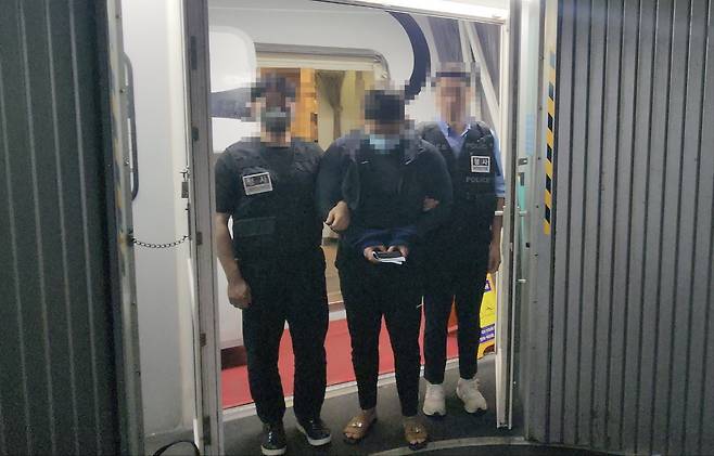 필리핀에서 붙잡힌 111억원 규모 투자 리딩방 사기 총책 A(26)씨가 28일 국내로 송환되고 있다.&nbsp;경찰청 제공