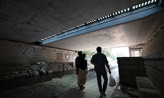 청계천 다리 아래를 지나는 시민들.