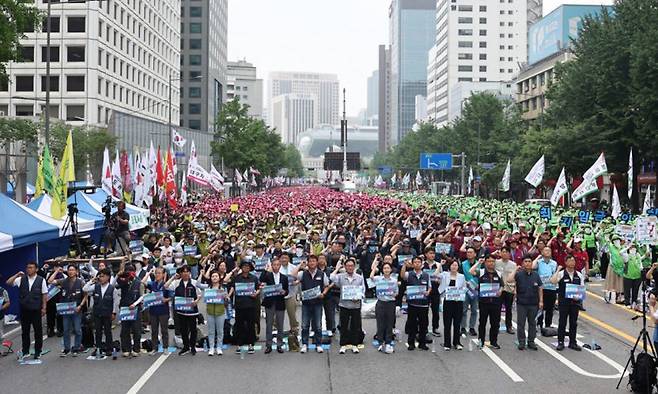 민주노총 조합원들이 28일 서울 중구 숭례문 인근에서 열린 '최저임금 인상·노동기본권 쟁취 결의대회'에서 구호를 외치고 있다. 연합뉴스
