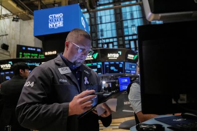 27일(현지 시간) 미국 뉴욕 뉴욕증권거래소에서 한 트레이더가 업무를 보고 있다. 로이터연합뉴스