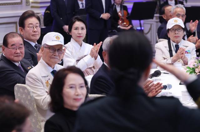 이재명 대통령과 김혜경 여사가 27일 청와대 영빈관에서 열린 '호국 보훈의 달, 대통령의 초대' 행사에서 감사 편지를 낭독한 한윤서 육군 소위를 바라보며 박수치고 있다. 연합뉴스