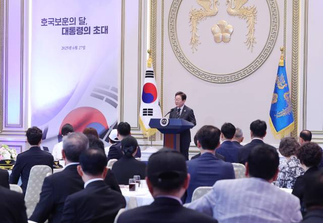 이재명 대통령이 27일 청와대 영빈관에서 열린 '호국 보훈의 달, 대통령의 초대' 행사에서 인사말을 하고 있다. 연합뉴스