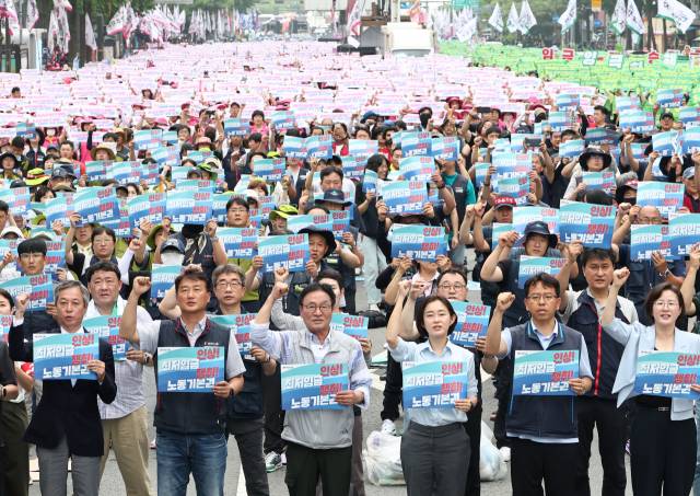 28일 서울 숭례문 인근에서 열린 '최저임금인상·노동기본권 쟁취 민주노총 결의대회'에서 참석자들이 관련 구호를 외치고 있다. 연합뉴스