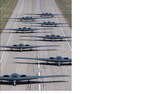 미국 공군 B-2 전략폭격기 8대가 활주로에 늘어서 엘리펀트 워크 훈련을 하고 있다. 미국의 이란 폭격에도 이 폭격기가 쓰였다. 화이트맨 공군기지 페이스북