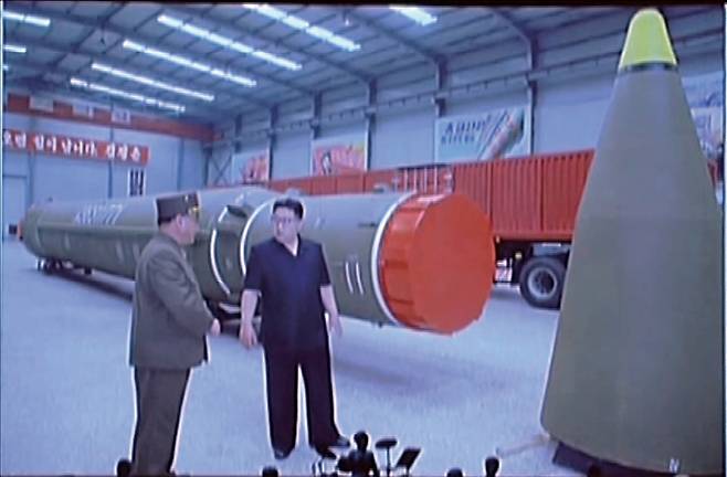 북한 조선중앙TV는 2017년 7월14일 김정은 위원장이 대륙간탄도미사일(ICBM)급 화성-14 최종 조립 현장을 시찰하는 모습을 보도했다. ⓒ조선중앙통신 연합