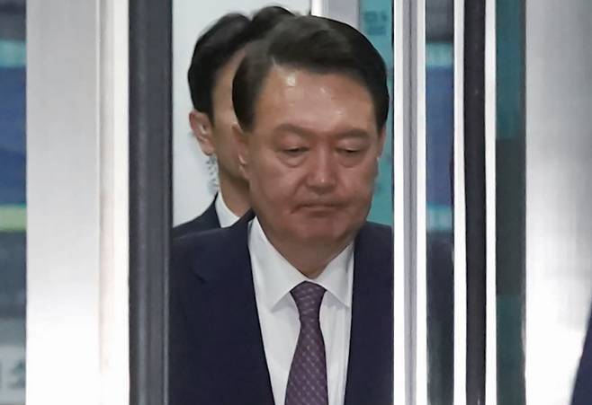 윤석열 전 대통령이 6월16일 서울중앙지방법원에서 열린 내란 우두머리 혐의·직권남용 권리행사 방해 혐의 사건 7차 공판을 마치고 법원을 나서고 있다. ⓒ연합뉴스