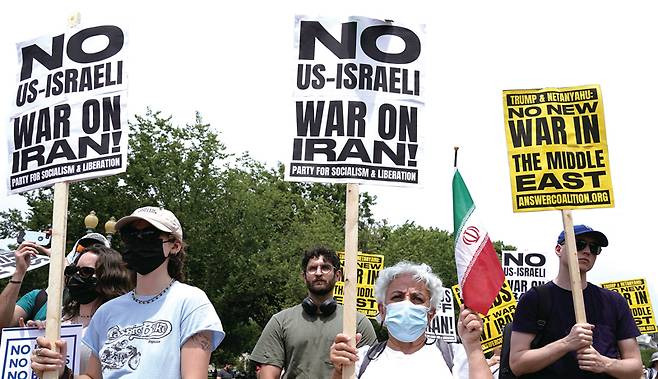 6월22일 워싱턴DC 백악관 밖에서 이란 내 세 곳에 대한 미국의 군사 공격에 항의하기 위한 집회를 열었다. ⓒAP 연합