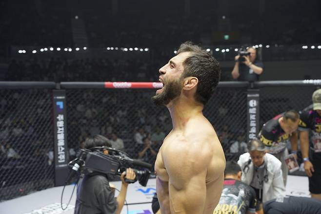 카밀 마고메도프가 28일 서울 장충체육관에서 열린 ‘굽네 로드FC 073’ 2부 5경기 라이트급 글로벌 토너먼트 결승에서 오카를 제압하고 챔피언에 오른 뒤 포효하고 있다. 사진제공｜로드FC