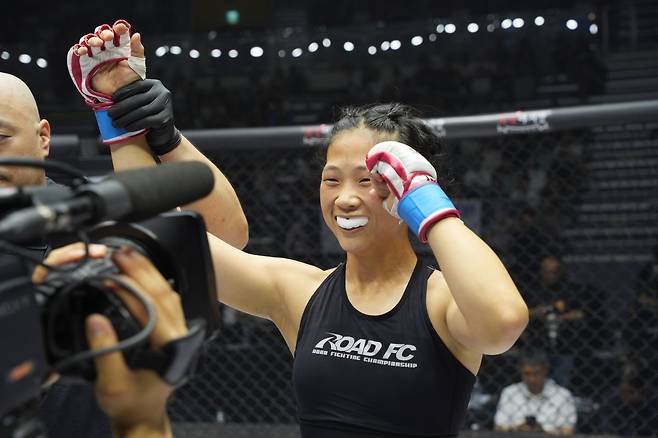 이보미가 28일 서울 장충체육관에서 열린 ‘굽네 로드FC 073’ 1부 4경기 아톰급에서 김단비를 제압한 뒤 미소를 짓고 있다. 사진제공｜로드FC