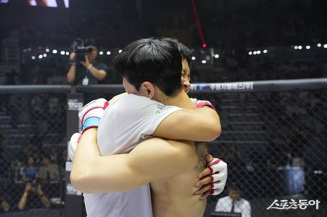 윤형빈(왼쪽)이 28일 서울 장충체육관에서 열린 ‘굽네 로드FC 073’ 2부 6경기 스페셜 이벤트 매치에서 승리한 뒤 맞대결을 펼친 밴쯔와 포옹하고 있다.&nbsp;사진제공｜로드FC