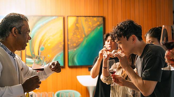 예약제로 운영되는 샴페인 파빌리온 와인 시음회. 사진제공|팜투어