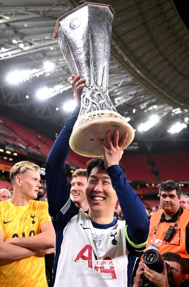 ▲ 토트넘의 미래는 여전히 불투명하다. 손흥민의 계약 기간이 12개월밖에 남지 않은 상황에서 중동의 클럽들이 이를 기회로 삼으려 한다. 믿을 만한 소식통에 따르면 손흥민은 다음 시즌 전에 팀을 떠날 가능성이 있다. 떠나더라도 아시아 투어 이후에 팀을 떠날 가능성이 크다”라고 설명했다.