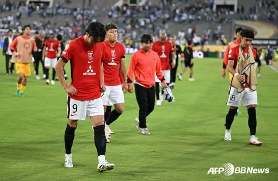 패해 후 고개 숙인 우라와 레즈 선수들. /AFPBBNews=뉴스1