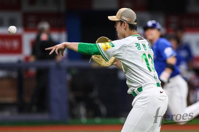 3회초 만루위기에서 땅볼 타구를 잡아 홈으로 송구하는 정현우. /사진=키움 히어로즈 제공