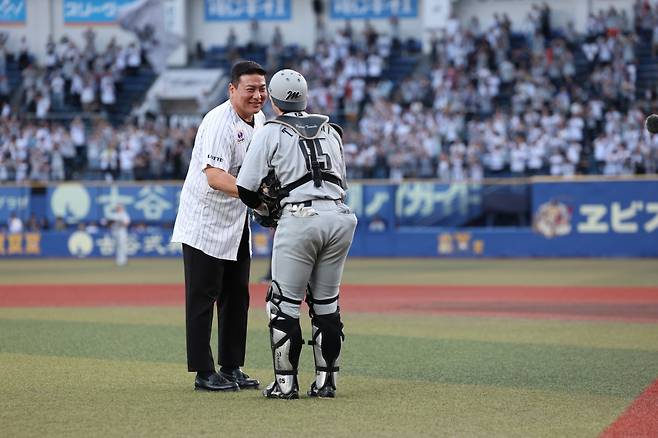 KBO 리그의 살아있는 레전드 김태균이 현역 시절 활약했던 지바 롯데 마린스 유니폼을 입은 채 시구 행사에 임하고 있다. /사진=지바 롯데 마린스 제공