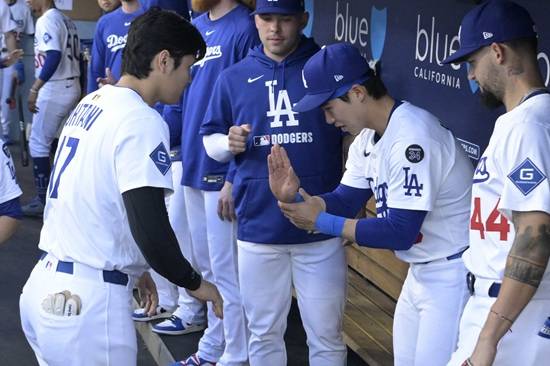 LA 다저스 유틸리티 플레이어 김혜성이 28일 캔자스시티 로열스 원정 경기에서 4경기 연속 벤치를 지킨다. 김혜성은 지난 23일 워싱턴 내셔널스전 선발 출전 이후 단 한 번도 타석을 소화하지 못했다. 26일 경기 후반 대수비 출전이 전부였다. 연합뉴스