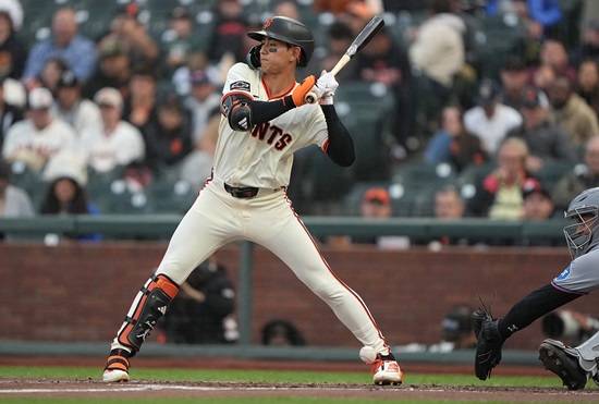 이정후는 28일(한국시간) 미국 일리노이주 시카고 개런티드 레이트 필드에서 열린 2025 메이저리그(MLB) 시카고 화이트삭스와 원정경기에 6번타자 겸 중견수로 선발 출전, 4타수 무안타를 기록했다. 이날 침묵으로 이정후의 시즌 타율은 0.248(298타수 74안타)까지 하락, 2할5푼대가 무너졌다. 연합뉴스