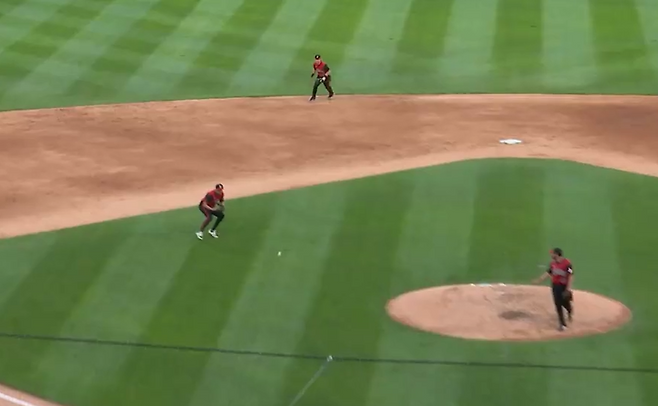 28일(한국시간) 미국 일리노이주 시카고 개런티드 레이트 필드에서 열린 2025 메이저리그(MLB) 시카고 화이트삭스와 샌프란시스코 자이언츠의 경기, 극단적 시프트를 가동한 화이트삭스 3루수 조시 로하스가 4회초 이정후의 타구를 처리하고 있다. 현지 중계화면 캡처