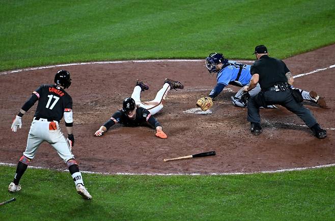 28일 미국 메릴랜드주 볼티모어의 오리올 파크 앳 캠든 야즈에서 열린 2025 미국프로야구 메이저리그 탬파베이 레이스와 볼티모어 오리올스의 경기, 7회말 볼티모어 거너 헨더슨이 헤드퍼스트 슬라이딩으로 득점하고 있다. AFP 연합뉴스