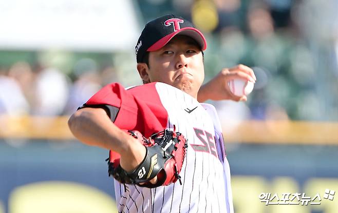 22일 오후 서울 송파구 잠실야구장에서 열린 '2025 신한 SOL Bank KBO리그' 두산 베어스와 LG 트윈스의 경기, 1회초 LG 선발투수 송승기가 공을 힘차게 던지고 있다. 엑스포츠뉴스 DB