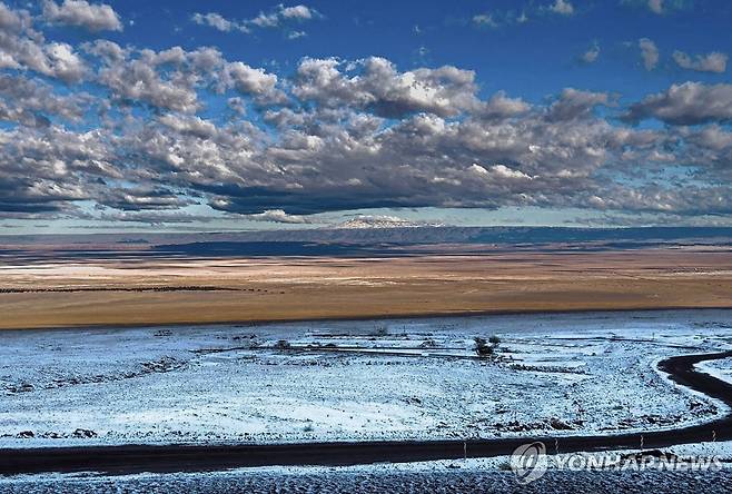 눈 덮인 아타카마 사막 [알마 연구소(ALMA OBSERVATORY) 제공. 아타카마 AFP=연합뉴스. 재판매 및 DB 금지]