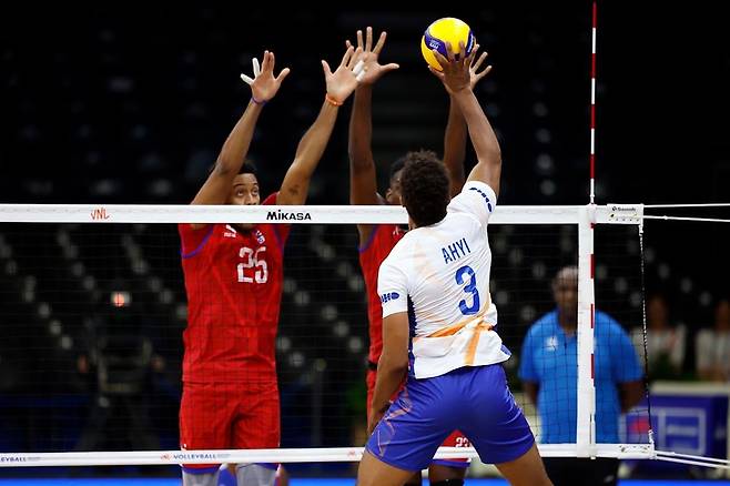 쿠바와 경기에서 공격하는 아히(앞쪽 3번) [FIVB 홈피 캡처. 재판매 및 DB 금지]