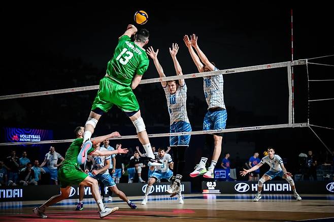 슬로베니아와 경기에서 스파이크하는 디미트로프(13번) [FIVB 홈피 캡처. 재판매 및 DB 금지]