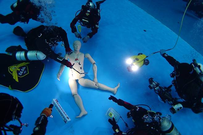 수중 훈련하는 해양경찰 수중감식관들 [해양경찰청 제공, 재판매 및 DB 금지]