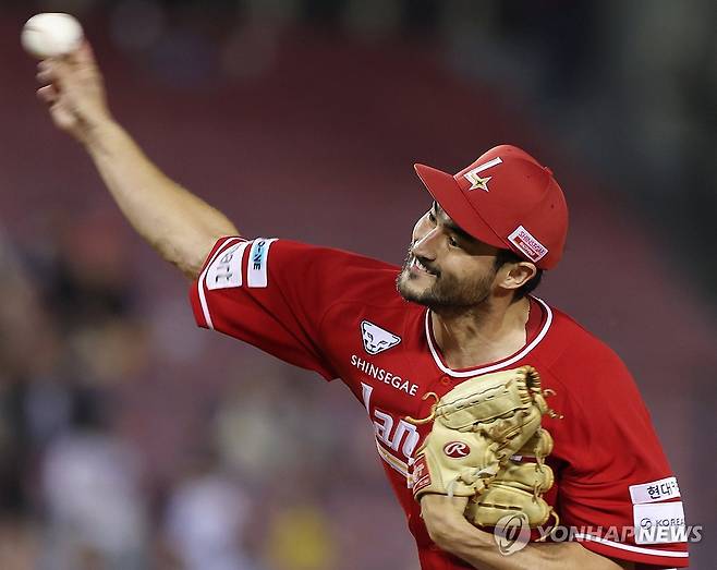 역투 이어가는 화이트 (서울=연합뉴스) 김도훈 기자 = 11일 서울 잠실야구장에서 열린 프로야구 2025 신한 SOL 뱅크 KBO리그 SSG 랜더스와 LG 트윈스의 경기. 6회말 SSG 선발 화이트가 역투하고 있다. 2025.6.11 superdoo82@yna.co.kr