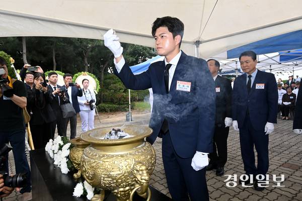 29일 평택시 해군 2함대사령부 충무동산에서 열린 ‘제2연평해전 승전 23주년 기념식’에서 국민의힘 김용태 비상대책위원장이 헌화하고 있다. 2025.6.29 /최은성기자 ces7198@kyeongin.com