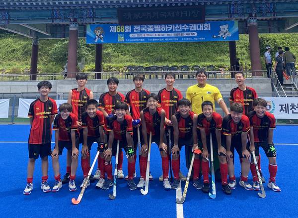 27일 충북 제천 청풍명월하키경기장에서 폐막한 제68회 전국종별하키선수권대회 남중부에서 정상에 선 인천 산곡남중이 기념 촬영을 하고 있다. 2025.6.27 /산곡남중 제공